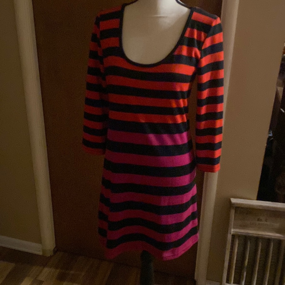 Very cute black and red mid sleeve dress
